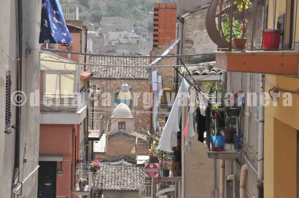 Cappella di San Giuseppe, all'interno della Chiesa Madre di Valguarnera, dedicata a San Cristofero. E' ubicata in fondo a sinistra della Chiesa di San Cristofero. Scattata in Via Arena angolo Via Galileo, con le spalle alla Chiesa di Sant'Antonino, in direzione della Chiesa di San Cristofero.