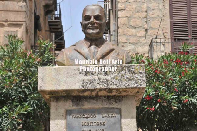 Busto Bronzeo di Francesco Lanza, Piazza Francesco Lanza, Valguarnera Caropepe (EN)