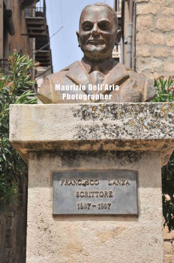 Busto Bronzeo di Francesco Lanza, Piazza Francesco Lanza, Valguarnera Caropepe (EN)