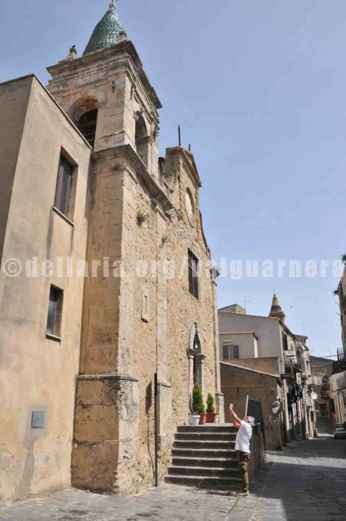 Chiesa Sant'Anna, costruita intorno al 1687 «a sue spese ad alla gloria di Dio» dal munifico sacerdote D. Giuseppe Scarlata. Al 1691 la chiesa era gia completa e si cominciarono a seppellire i morti. La Chiesa è costituita da una sola navata con dieci colonne portanti con capitelli corinzi. La sua facciata è in pietra con un orologio sotto il timpano.  Fu montato l'orologio pubblico dalla Matrice nel 1883, poiché quest'ultima ne aveva uno nuovo fatto costruire dal Municipio. Sulla sinistra è visibile un campanile con una cupola, simile ad un trullo, ricoperta da mattonelle in ceramica di Caltagirone in verde. All'interno della chiesa recentemente restaurata vi è un crocifisso molto devoto ed espressivo, chiamato dal popolo «della buona nuova» il quale veniva talora portato in processione nella festa dell'Esaltazione della Croce.