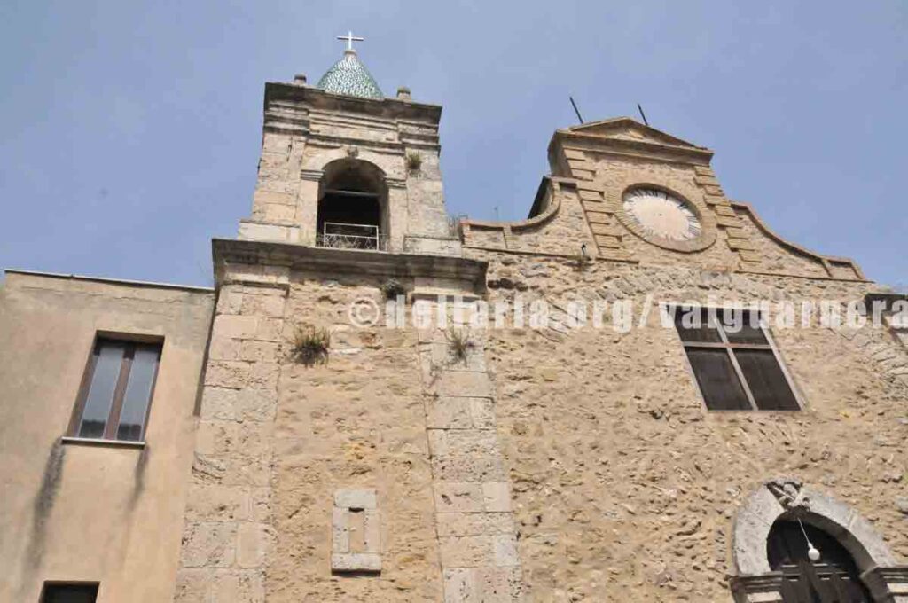 Chiesa Sant'Anna, costruita intorno al 1687 «a sue spese ad alla gloria di Dio» dal munifico sacerdote D. Giuseppe Scarlata. Al 1691 la chiesa era già completa e si cominciarono a seppellire i morti. La Chiesa è costituita da una sola navata con dieci colonne portanti con capitelli corinzi. La sua facciata è in pietra con un orologio sotto il timpano.  Fu montato l'orologio pubblico dalla Matrice nel 1883, poiché quest'ultima ne aveva uno nuovo fatto costruire dal Municipio. Sulla sinistra è visibile un campanile con una cupola, simile ad un trullo, ricoperta da mattonelle in ceramica di Caltagirone in verde. All'interno della chiesa recentemente restaurata vi è un crocifisso molto devoto ed espressivo, chiamato dal popolo «della buona nuova» il quale veniva talora portato in processione nella festa dell'Esaltazione della Croce.