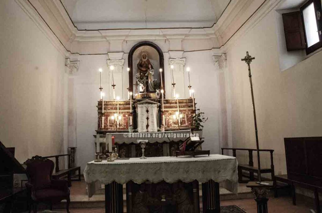 Chiesa Sant'Anna, costruita intorno al 1687 «a sue spese ad alla gloria di Dio» dal munifico sacerdote D. Giuseppe Scarlata. Al 1691 la chiesa era già completa e si cominciarono a seppellire i morti. La Chiesa è costituita da una sola navata con dieci colonne portanti con capitelli corinzi. La sua facciata è in pietra con un orologio sotto il timpano.  Fu montato l'orologio pubblico dalla Matrice nel 1883, poiché quest'ultima ne aveva uno nuovo fatto costruire dal Municipio. Sulla sinistra è visibile un campanile con una cupola, simile ad un trullo, ricoperta da mattonelle in ceramica di Caltagirone in verde. All'interno della chiesa recentemente restaurata vi è un crocifisso molto devoto ed espressivo, chiamato dal popolo «della buona nuova» il quale veniva talora portato in processione nella festa dell'Esaltazione della Croce.