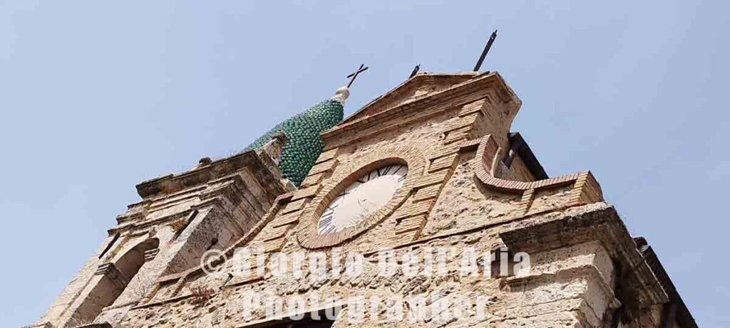 Chiesa Sant'Anna, costruita intorno al 1687 «a sue spese ad alla gloria di Dio» dal munifico sacerdote D. Giuseppe Scarlata. Al 1691 la chiesa era già completa e si cominciarono a seppellire i morti. La Chiesa è costituita da una sola navata con dieci colonne portanti con capitelli corinzi. La sua facciata è in pietra con un orologio sotto il timpano.  Fu montato l'orologio pubblico dalla Matrice nel 1883, poiché quest'ultima ne aveva uno nuovo fatto costruire dal Municipio. Sulla sinistra è visibile un campanile con una cupola, simile ad un trullo, ricoperta da mattonelle in ceramica di Caltagirone in verde. All'interno della chiesa recentemente restaurata vi è un crocifisso molto devoto ed espressivo, chiamato dal popolo «della buona nuova» il quale veniva talora portato in processione nella festa dell'Esaltazione della Croce.