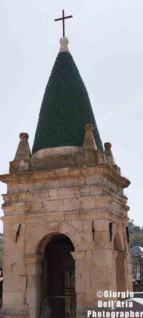 Chiesa Sant'Anna, costruita intorno al 1687 «a sue spese ad alla gloria di Dio» dal munifico sacerdote D. Giuseppe Scarlata. Al 1691 la chiesa era già completa e si cominciarono a seppellire i morti. La Chiesa è costituita da una sola navata con dieci colonne portanti con capitelli corinzi. La sua facciata è in pietra con un orologio sotto il timpano.  Fu montato l'orologio pubblico dalla Matrice nel 1883, poiché quest'ultima ne aveva uno nuovo fatto costruire dal Municipio. Sulla sinistra è visibile un campanile con una cupola, simile ad un trullo, ricoperta da mattonelle in ceramica di Caltagirone in verde. All'interno della chiesa recentemente restaurata vi è un crocifisso molto devoto ed espressivo, chiamato dal popolo «della buona nuova» il quale veniva talora portato in processione nella festa dell'Esaltazione della Croce.