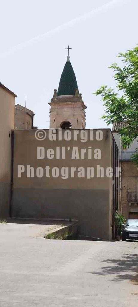 Chiesa Sant'Anna, costruita intorno al 1687 «a sue spese ad alla gloria di Dio» dal munifico sacerdote D. Giuseppe Scarlata. Al 1691 la chiesa era gia completa e si cominciarono a seppellire i morti. La Chiesa è costituita da una sola navata con dieci colonne portanti con capitelli corinzi. La sua facciata è in pietra con un orologio sotto il timpano.  Fu montato l'orologio pubblico dalla Matrice nel 1883, poiché quest'ultima ne aveva uno nuovo fatto costruire dal Municipio. Sulla sinistra è visibile un campanile con una cupola, simile ad un trullo, ricoperta da mattonelle in ceramica di Caltagirone in verde. All'interno della chiesa recentemente restaurata vi è un crocifisso molto devoto ed espressivo, chiamato dal popolo «della buona nuova» il quale veniva talora portato in processione nella festa dell'Esaltazione della Croce.